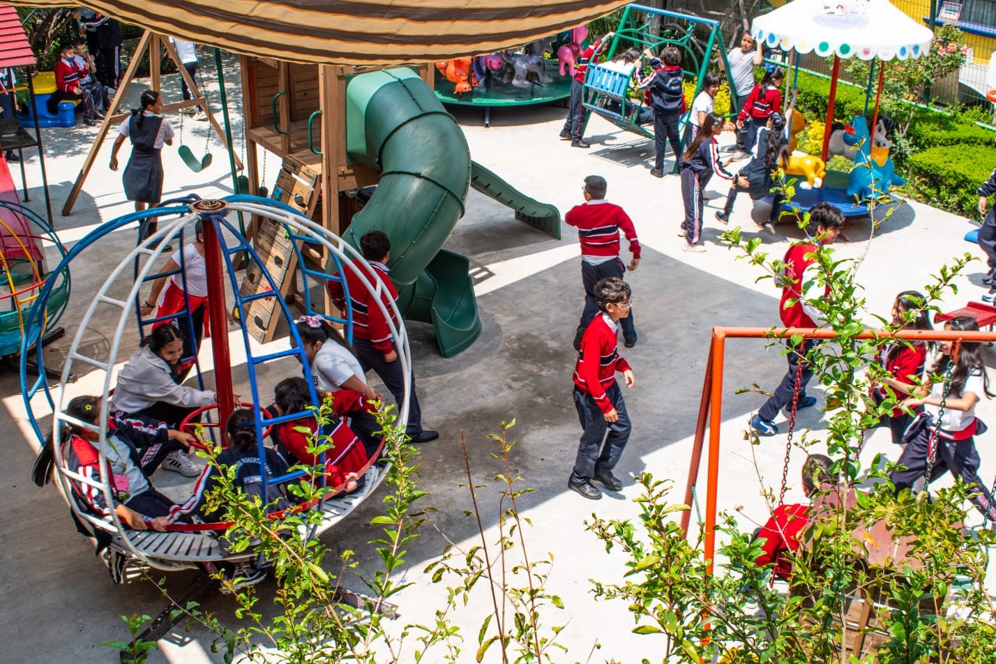 Niños en área de juegos